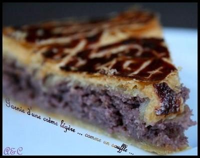 Galette des rois garnie à la crème d'amande, coing et cassis ... légère comme un souffle - Photo par mailou