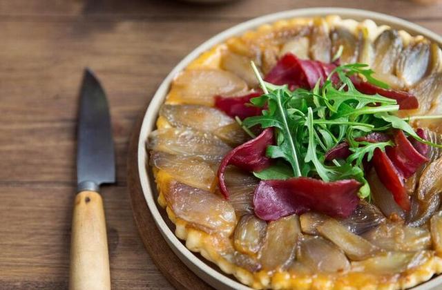 Tatin d'échalotes avec son filet de canard séché Aoste - Photo par Aoste