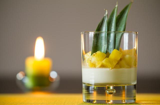 Panna cotta coco citron vert, ananas caramélisé vanille bourbon et rhum blanc - Photo par Sandrine Baumann