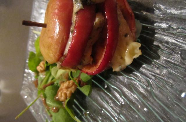 Petite pomme rouge à la Fourme d'Ambert, salade de roquette aux noix et raisins - Photo par Garavoux