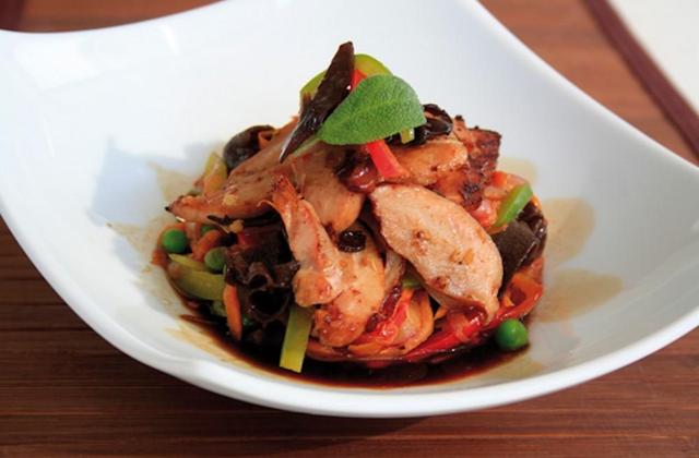 Wok de poulet aux légumes croquants - Photo par Jean Routhiau