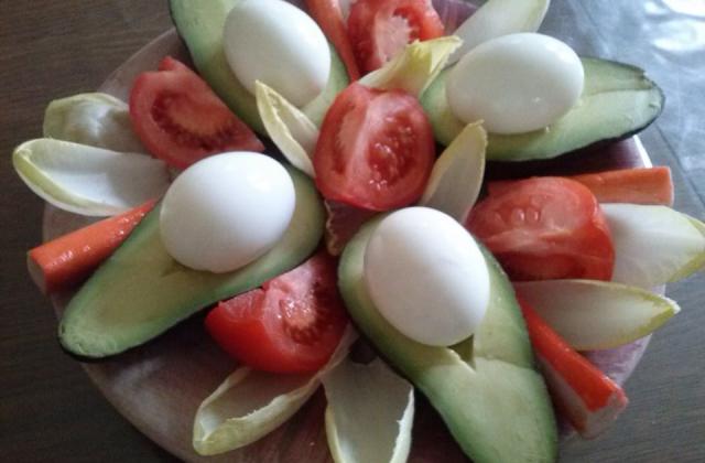 Salade avocat tomate endive œuf et crabe - Photo par edwigezC