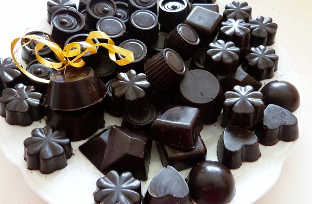 Chocolats fourrés à la ganache aux noisettes - Photo par Carmen