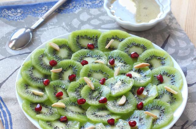 Carpaccio de kiwi aux graines de grenade et sirop vanillé - Photo par Silvia Santucci