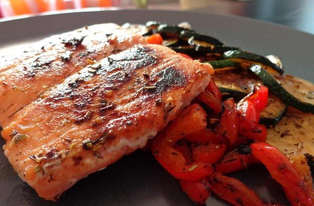 Pavé de saumon mariné aux agrumes et ses légumes grillés - Photo par fkatia
