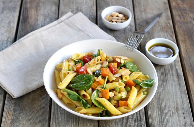 Salade de penne rigate sans gluten aux légumes et curry - Photo par Silvia Santucci