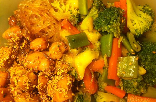 Bento au poulet miel-soja et ses légumes croquants glacés sucrés, mangue et vermicelle de riz - Photo par alex-emma