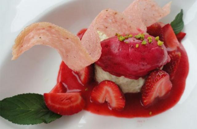 Duo de fraises : Blesotto vanille et fraises, sorbet fraises et hibiscus - lenfanu