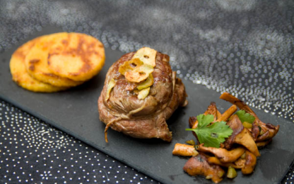 Pavé d'agneau grillé, ail, girolles et polenta - Photo par laetva