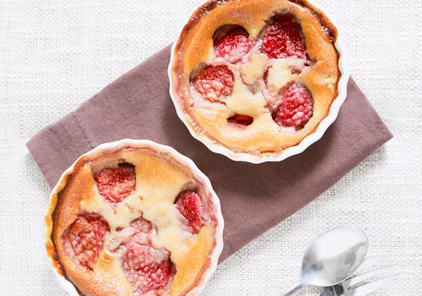 Minis clafoutis aux fraises, confit de pétales de roses, vanille et ricotta - Photo par sarahblieux