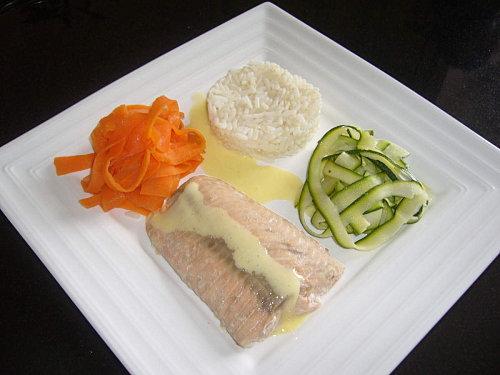Pavé de saumon et ses tagliatelles de légumes accompagné d'une sauce hollandaise - Photo par 1, 2, 3, 4 filles aux fourneaux