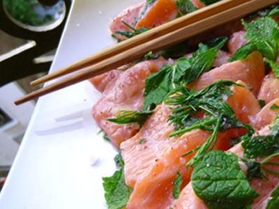 Saumon façon sashimis mariné au citron, yuzu, menthe et ane - Photo par ptitelG