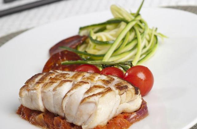 Dos de Cabillaud grillé sauce piperade et spaghettis de courgettes - Photo par Amora