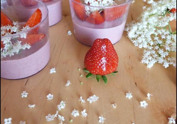 Mousse à la fraise et aux fleurs de sureau - Photo par aureliVD