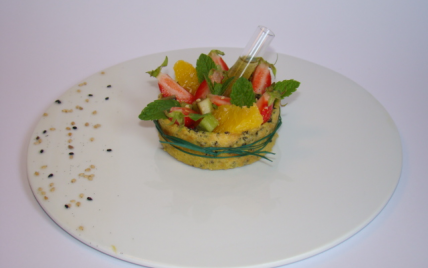 Gariguettes, orange, kiwi, menthe, et tuile au sésame noir, comme une salade, vinaigrette épicée colza sésame à la vanille - Photo par Sandrine Baumann