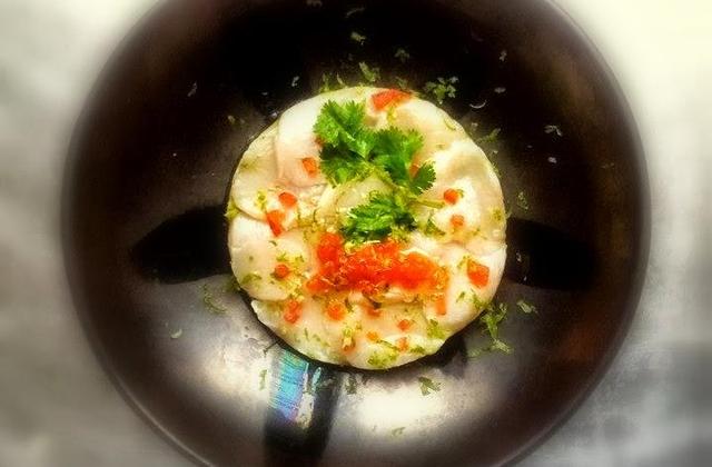 Ceviche de Saint Jacques, caviar de Tabasco® et sauce avocat au lait de tigre - Photo par Amora