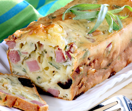 Cake aux herbes et au fromage à raclette - Photo par Quiveutdufromage.com