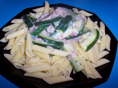 Pennes à la courgette, champignons et lardons - Photo par lucietT