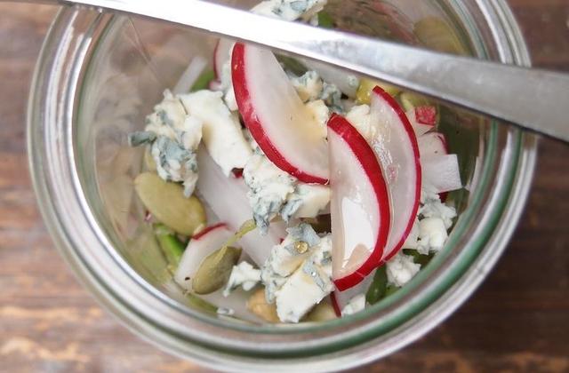 Petite salade toute fraîche à la Fourme d'Ambert, fèves, radis et sirop d'érable - Photo par Paris dans ma cuisine ...