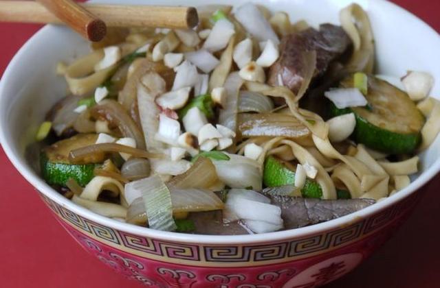 Nouilles sautées au boeuf et aux oignons, saveur teriaki - Photo par tentat
