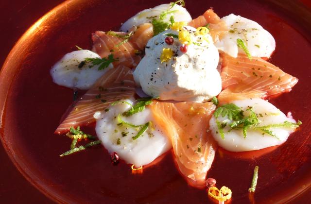 Chantilly de citron vert sur son carpaccio de saumon et de Saint Jacques - Photo par contacua