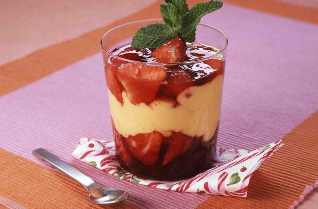 Verrine fruits rouges et crème brûlée - Photo par Desserts Mont Blanc