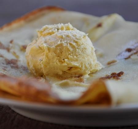 Crêpes aux pommes et glace à la vanille - Photo par mathildee