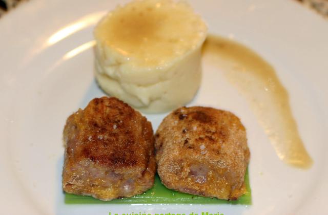 Pieds de porc panés revisités sur lit de gelée aux petits pois et purée au chaource - Photo par marierechou