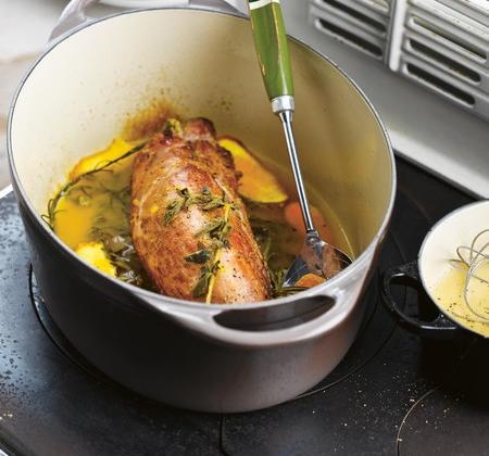 Filet mignon de porc sur lit d"herbes fraîches - Photo par Le Creuset