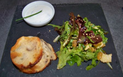 Flan frais chèvre et olives et sa petite salade pomme et sésame - Photo par darton