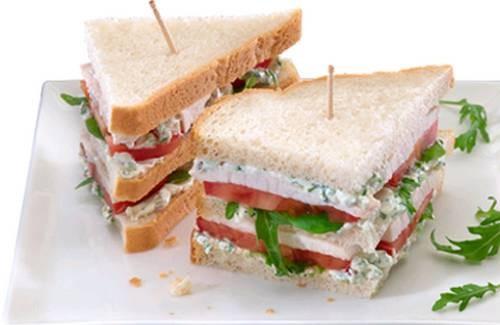 Sandwich au poulet, Philadelphia et herbes aromatiques - Photo par Philadelphia