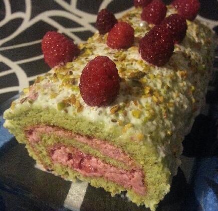 Bûche à la pistache et sa crème à la framboise - Photo par Nanouucook