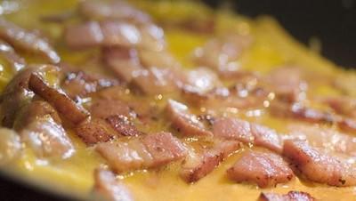 L'omelette brouillée aux lardons - Photo par 750g