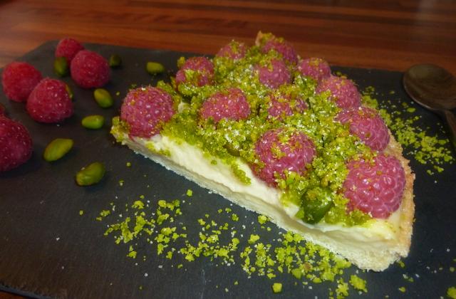 Tarte sablée framboises / pistaches émondées - Photo par Au coeur