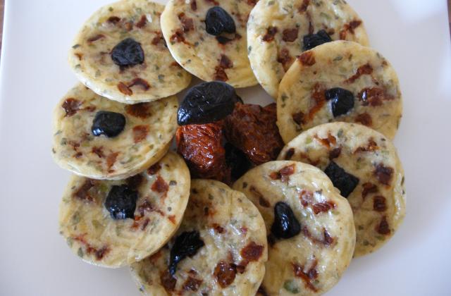 Minis crêpes aux tomates confites et olives noires - Photo par ptitelC