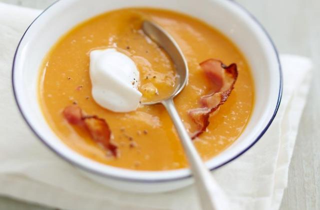 Velouté de potiron aux châtaignes et chips de bacon sans œufs - Photo par Quiveutdufromage.com