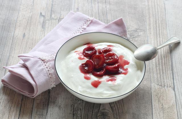Mousse de fromage blanc et cerises poêlées - Photo par Pascale Weeks