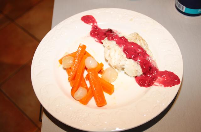 Cabillaud sauce cerise, carottes et oignons grelots caramélisés - Photo par desvacancesenbretagne com