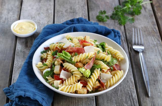 Salade de fusilli façon BLT aux tomates et bacon grillé, - Photo par Silvia Santucci
