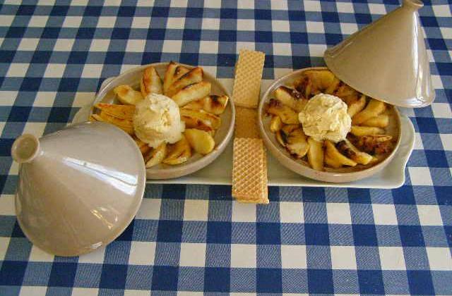 Tajine de pommes avec glace à la vanille rapide - Photo par findv