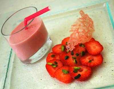 Carpaccio de fraises au sirop de poivre, smoothie fraises et lait d'amandes et tuile craquante à la fraise - Pascale Weeks