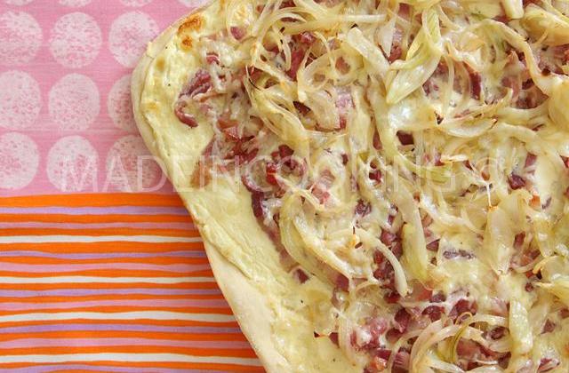 Tarte flambée traditionnelle alsacienne - Photo par madeincooking