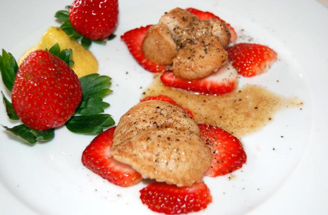 Testicules de dindon sur carpaccio de fraises - Photo par malikele