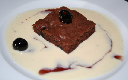 Brownies aux cerises amajena, crème anglaise - Photo par CARDAMOME