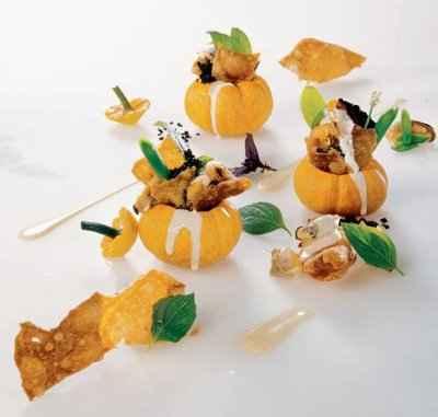 Dans une courge Jack be little, des coquillages et leur jus, olives fortes, basilics parfumés et pain frit - Photo par 750g