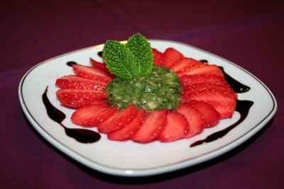 Carpaccio de fraises et son pesto sucré de menthe - Photo par sophieleb