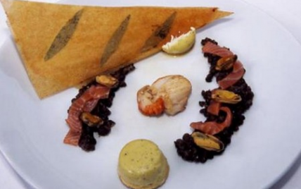 Crémeux et lentilles à la fourme d'Ambert, noix de Saint-jacques rôties, émincé de saumon fumé et velouté de moule - Photo par La Fourme d'Ambert