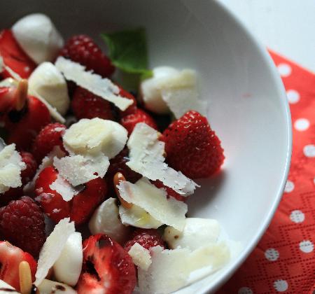 Salade de fraises, framboises, mozzarella et parmesan - nanoudK