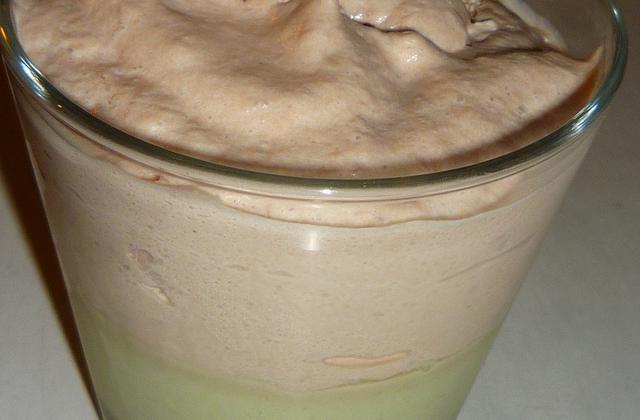 Mousse de crevettes sur un lit d'avocat - Photo par karimek