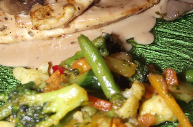 Filet de poulet, sauce aux poivres, petits légumes poêlés - Photo par Cuisine avec Kevin